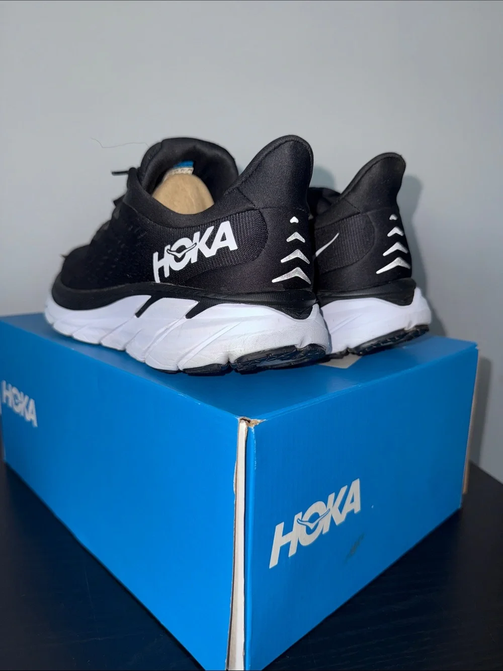 HOKA CLIFTON 8